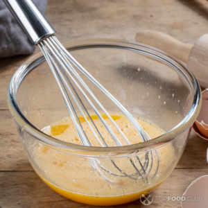 Перемешать яйца с сахаром