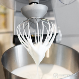 Взбить яйца с сахаром