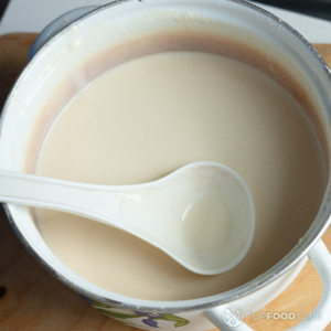 Перемешать тесто для блинов