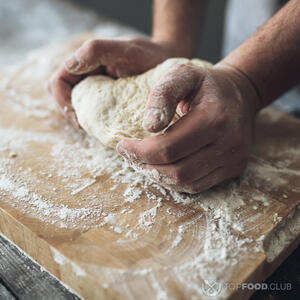 замешивает тесто