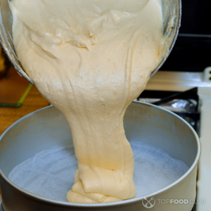 Переложить тесто в форму