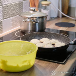 Жарить сырники