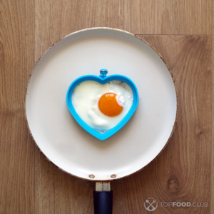 Жарить яйцо