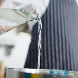 В кастрюлю влить воду