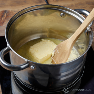 Молоко, вода и масло в кастрюле