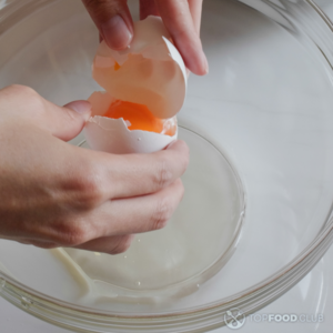 Отделить белок от желтка
