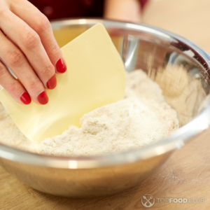 Смешать муку с солью и сахаром