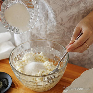 Творог и сахар