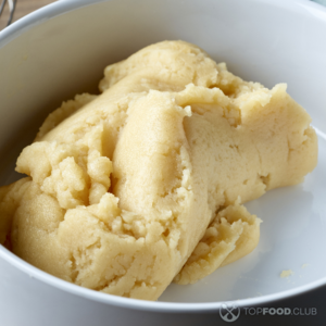 Яйцо полностью вмешано в тесто