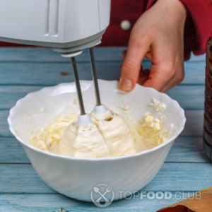 Взбить миксером масло и сахар