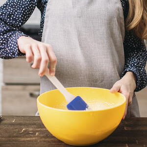 перемешивает