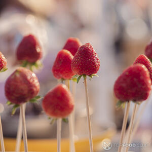 Клубника на шпажках
