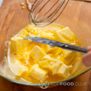 Положить кусочки сливочного масла