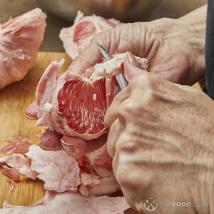 чистит грейпфрут