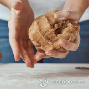 Сформируйте из теста шар