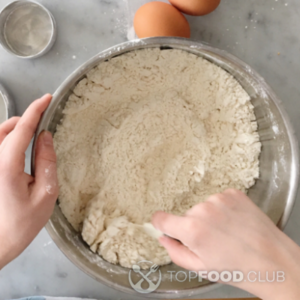 Перемешать муку с содой