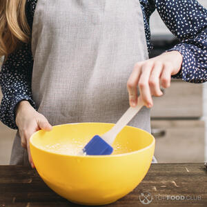 перемешивает