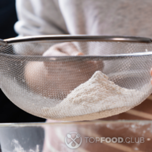 Просеять муку над миской