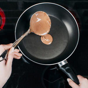 Половником вылейте порцию теста