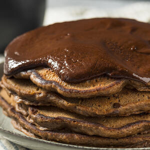 Готовые блины выкладывайте на большую тарелку, смазывая их кусочком сливочного масла. Подавайте блины горячими, с вареньем или сметаной, или соберите вкусный тортик.