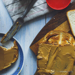 Мазать  арахисовую