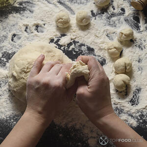 Разделите тесто.