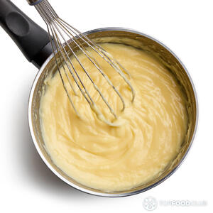 Смешайте молоко и 2 яйца. А затем и муку.