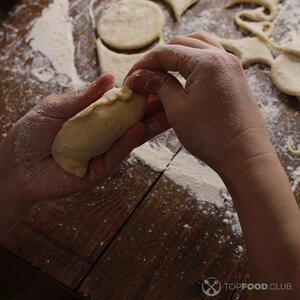 Аккуратно соедините противоположные края кружка и хорошо замкните их.