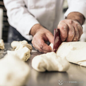 нарезать тесто