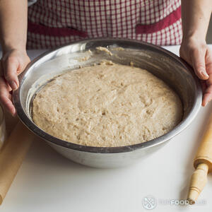 Замесите тесто.