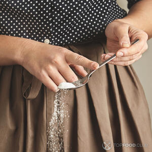 добавляет соль