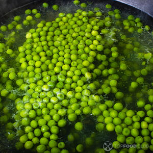 горох в кастрюле