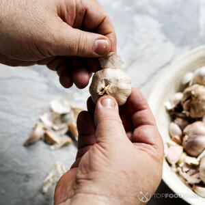 чистит от шелухи