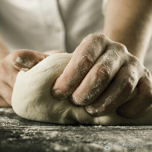 Перемесите тесто ещё раз.