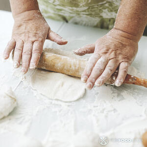 Каждую часть необходимо раскатать при помощи скалки.