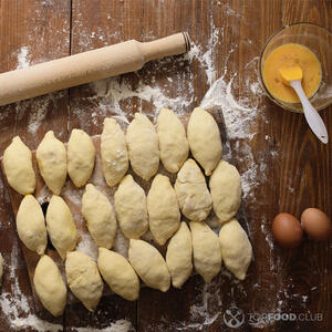 Смазать пирожки. 