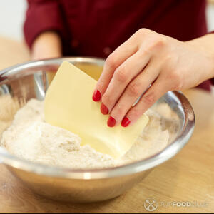 Муку перемешать с разрыхлителем