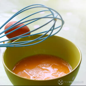 Перемешать яйца с солью