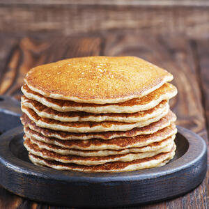 Подавайте блины горячими.