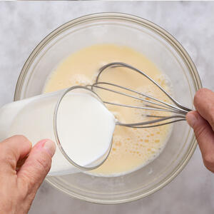 В большую миску налейте 500 мл. молока