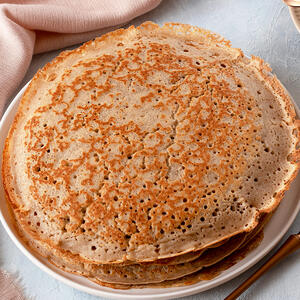 Подавайте блины горячими, украсив свежими фруктами по своему выбору.