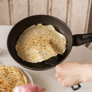 Когда на поверхности теста появятся «пузырьки», с помощью двух лопаток, переверните блин на другую сторону и готовьте еще 1 минуту, до золотистого цвета