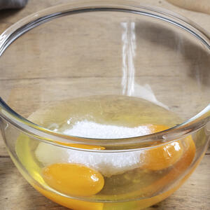 всыпьте сахар