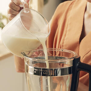 В чашу блендера налейте молоко