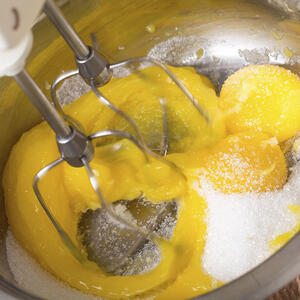 и взбейте все вместе до однородной консистенции и легкой пены,