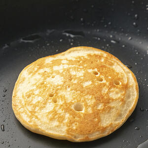 Когда на поверхности теста появятся «пузырьки», с помощью двух лопаток