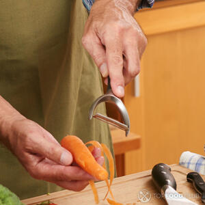 чистит морковь