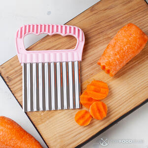 фигурный нож и морковь