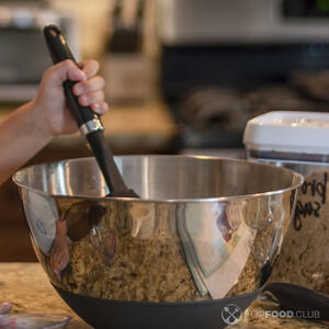 перемешивает