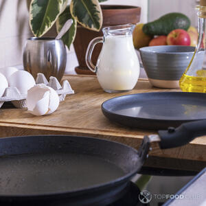 На среднем огне нагрейте сковороду с антипригарным покрытием или блинницу